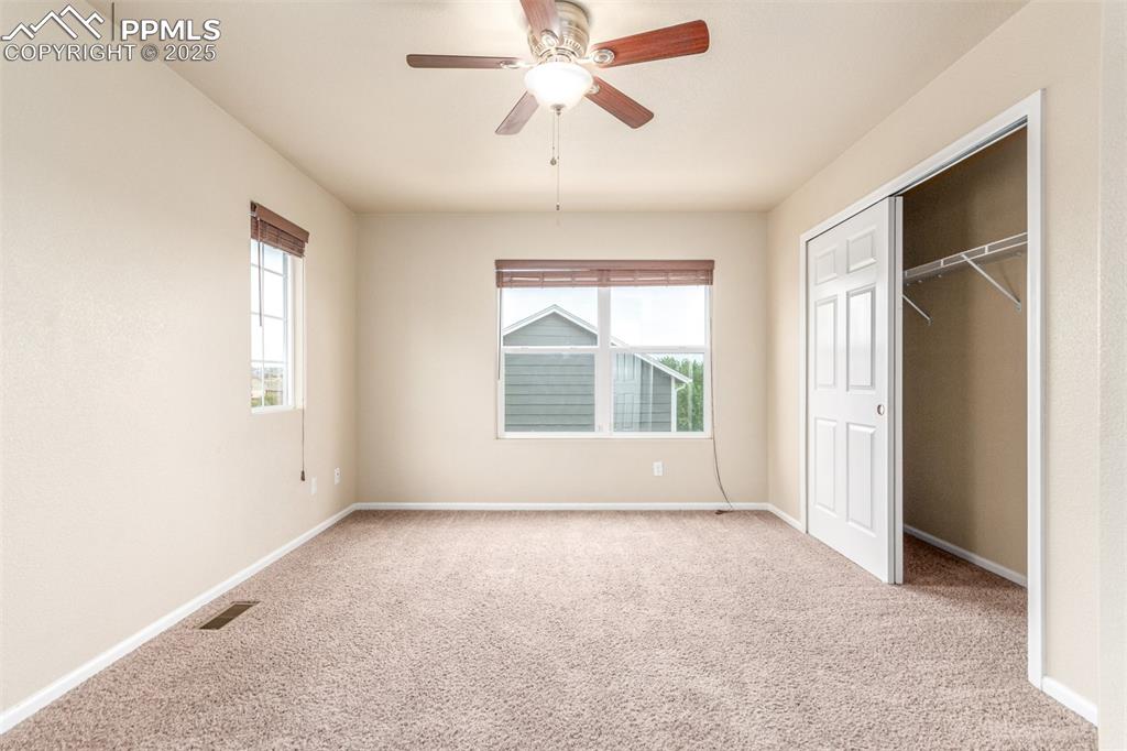Image 19 of 50: Bedroom