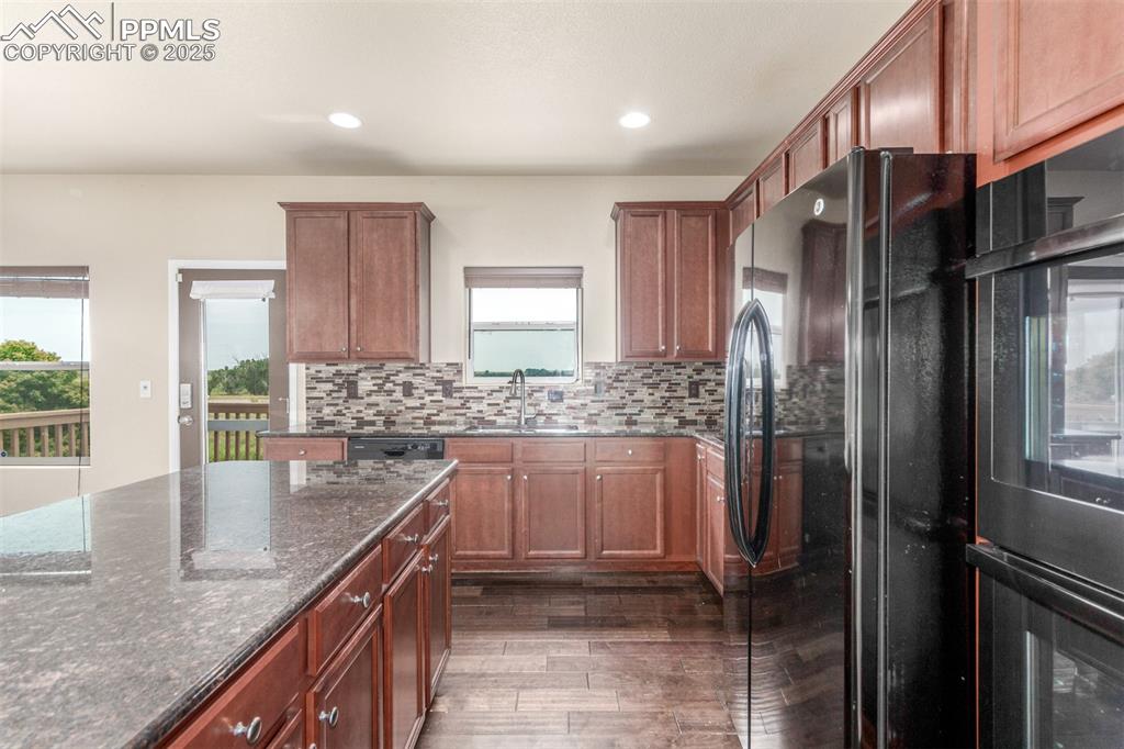 Image 8 of 50: Kitchen