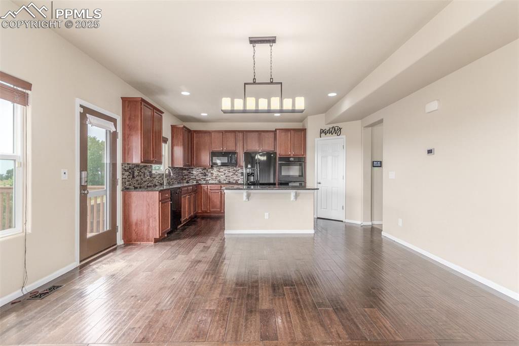 Image 9 of 50: Dining Area
