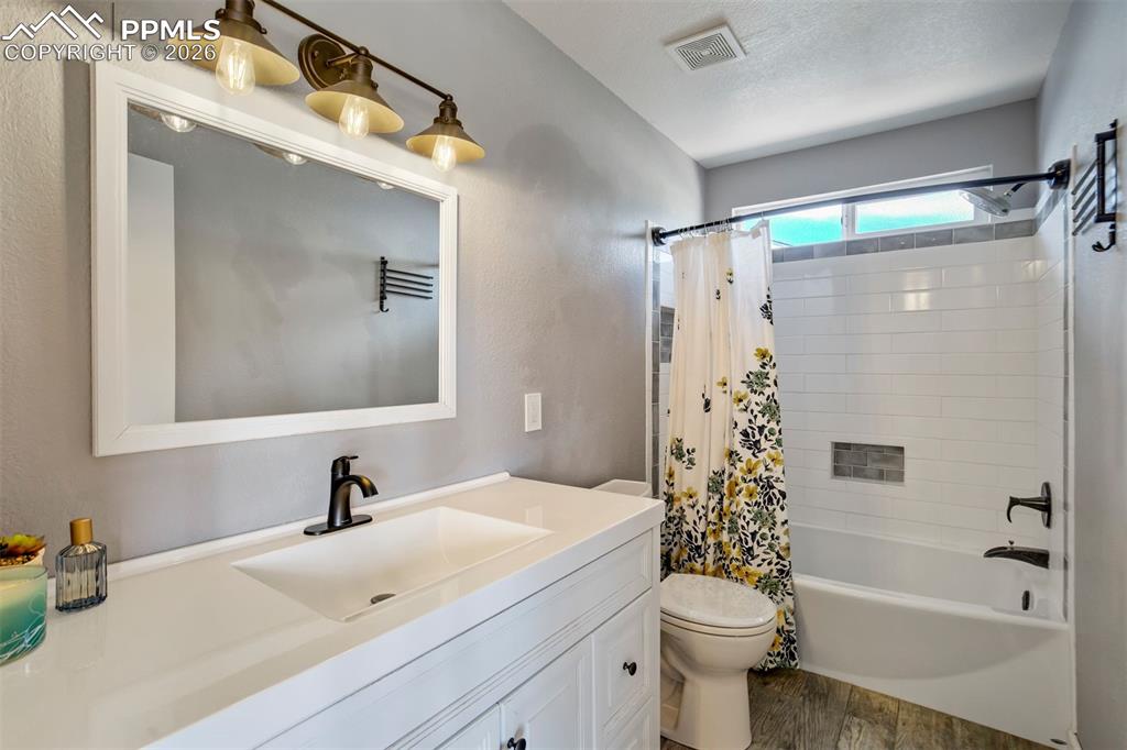 Image 17 of 29: Bathroom