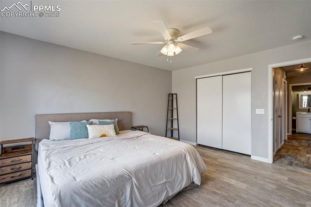 Image 18 of 29: Bedroom