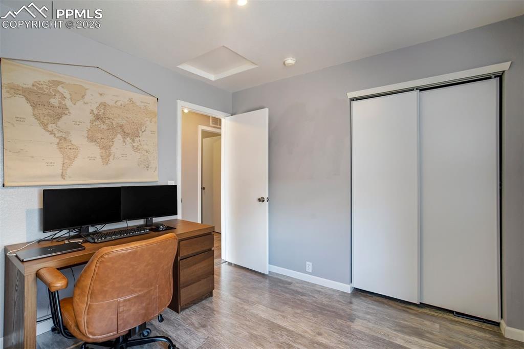 Image 22 of 29: Office