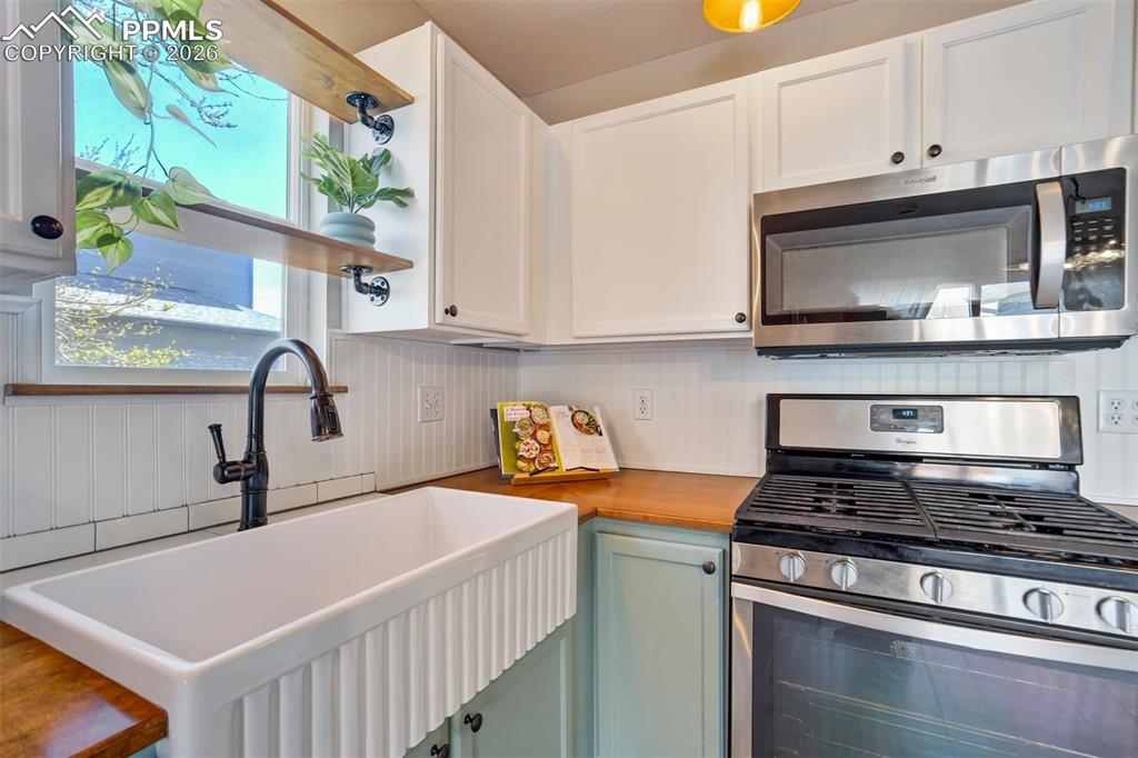 Image 8 of 29: Kitchen