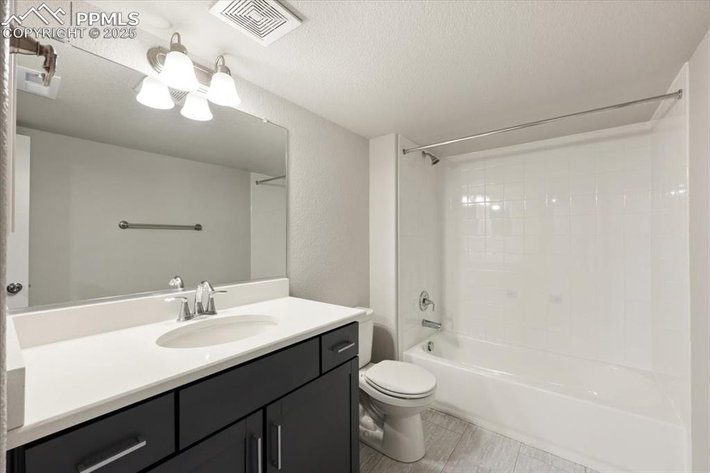 Image 20 of 41: Bathroom