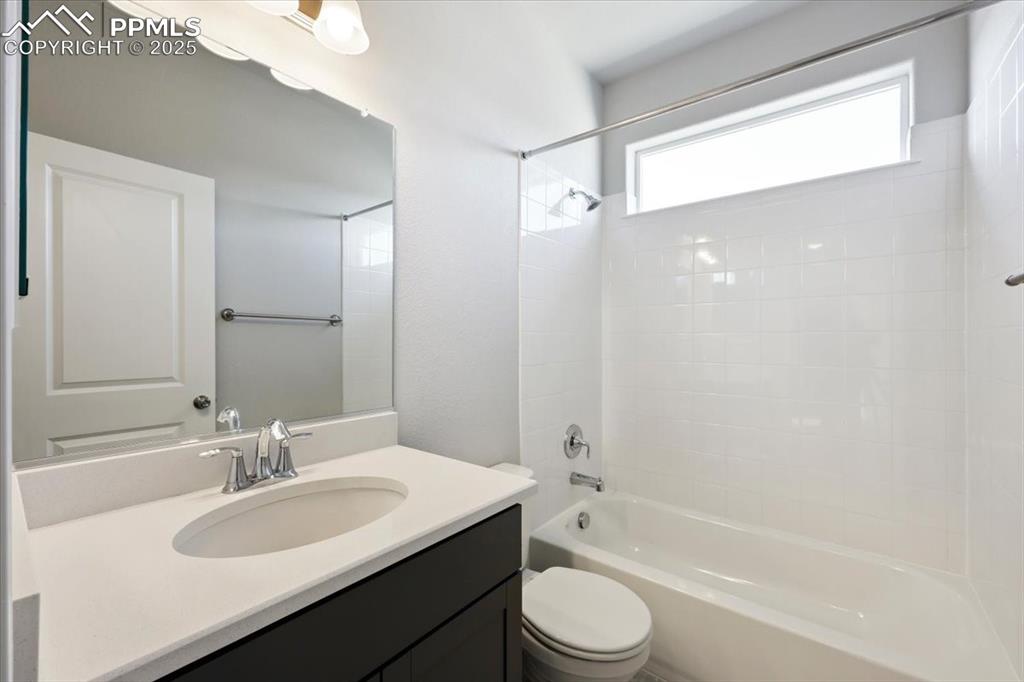 Image 23 of 41: Bathroom