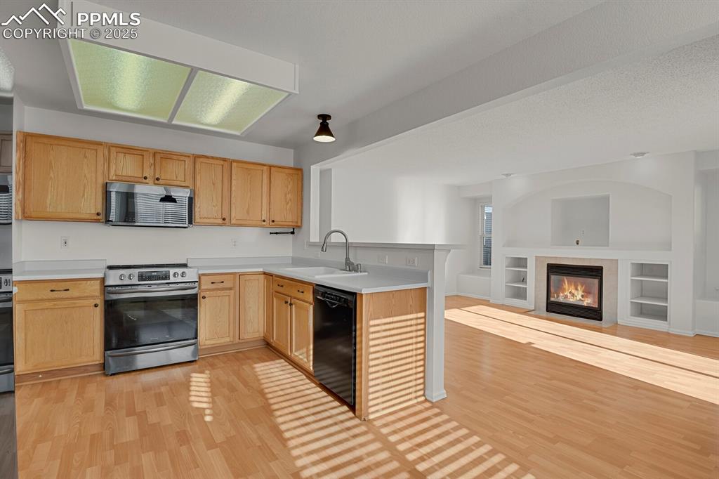 Image 11 of 33: Kitchen