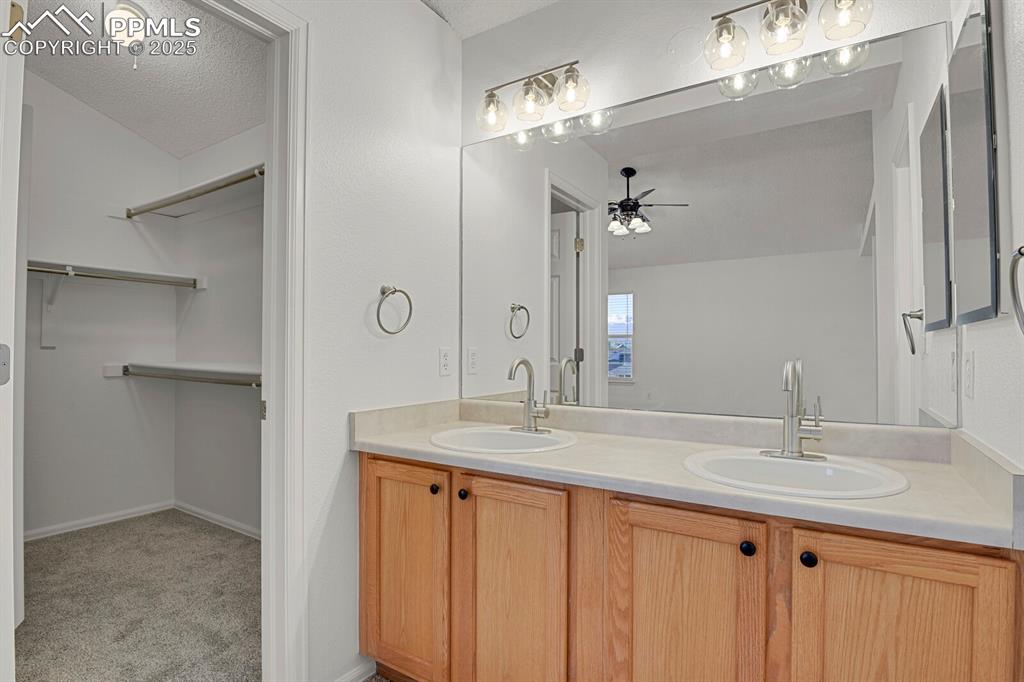 Image 20 of 33: Bathroom