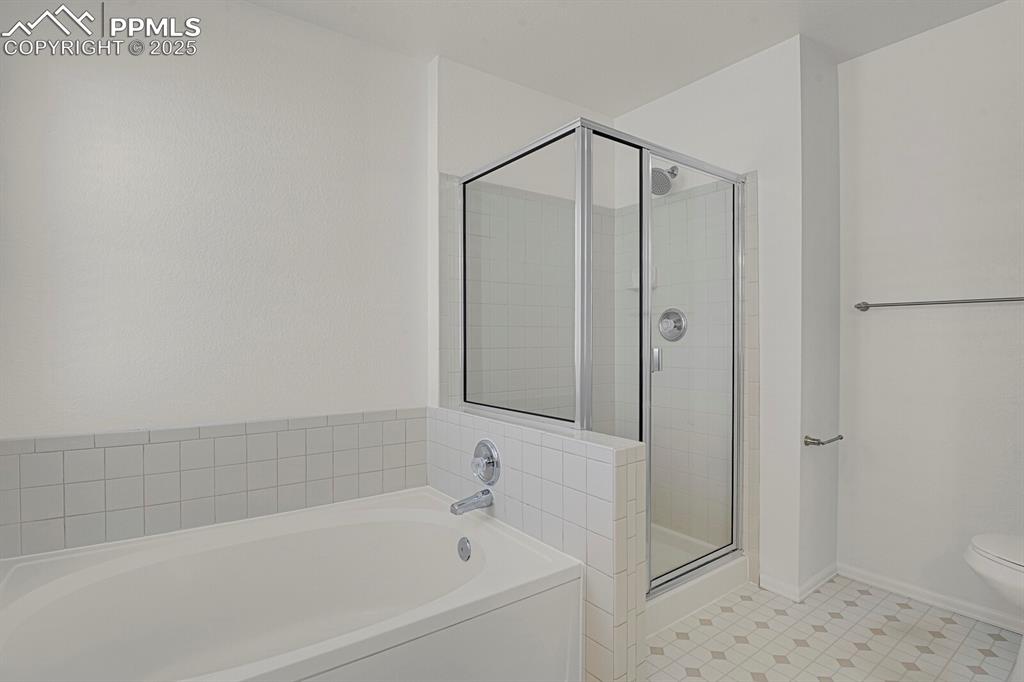 Image 21 of 33: Bathroom