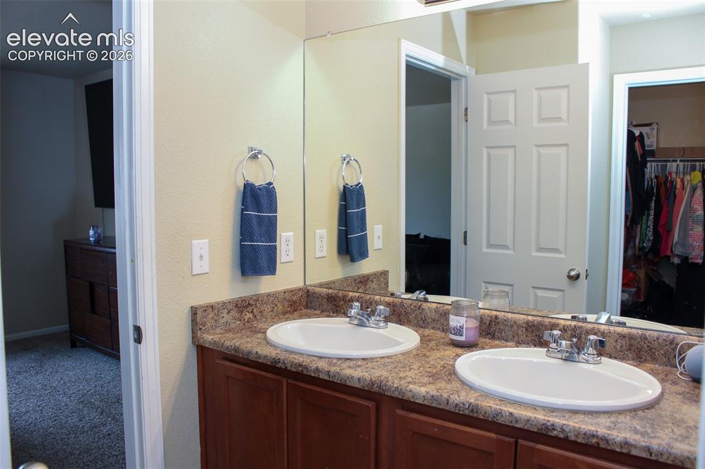 Image 19 of 43: Bathroom