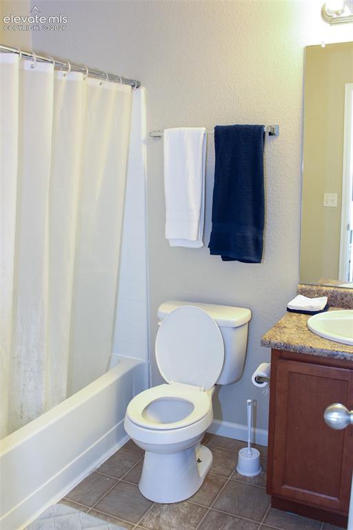 Image 25 of 43: Bathroom