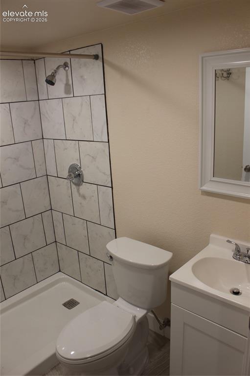 Image 34 of 43: Bathroom