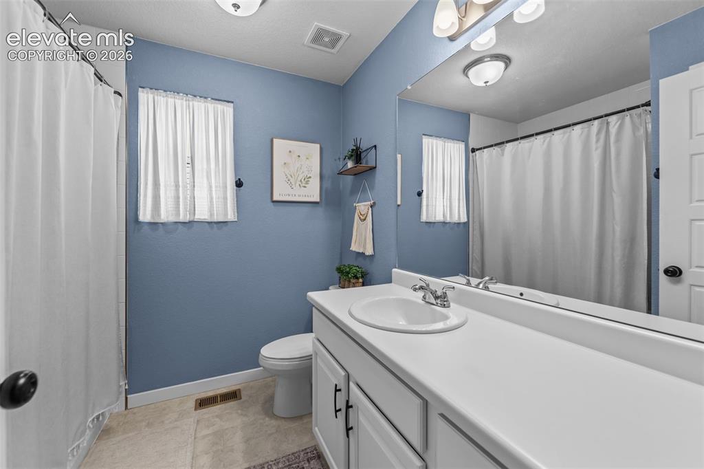 Image 18 of 27: Bathroom