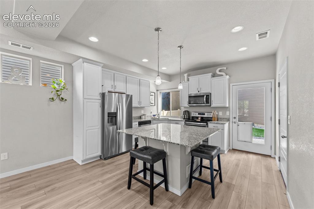Image 9 of 27: Kitchen