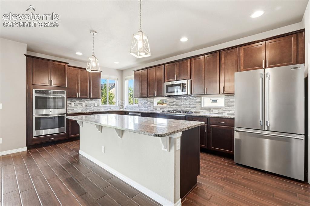 Image 10 of 50: Kitchen