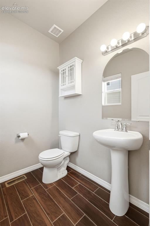 Image 14 of 50: Bathroom
