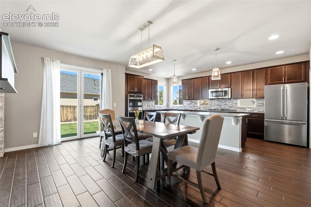 Image 6 of 50: Dining Area
