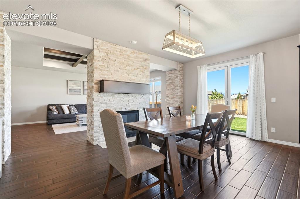 Image 7 of 50: Dining Area