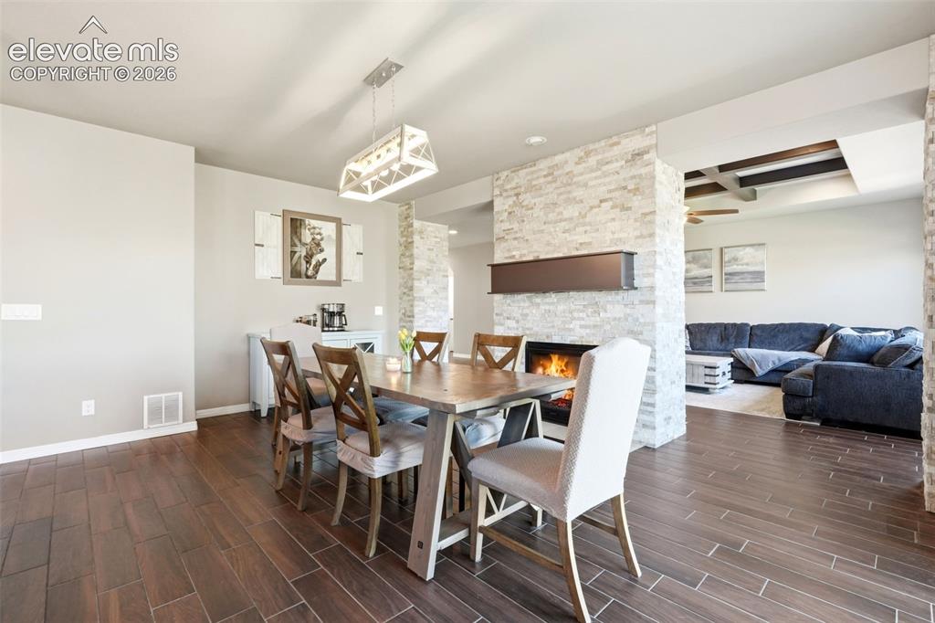 Image 8 of 50: Dining Area
