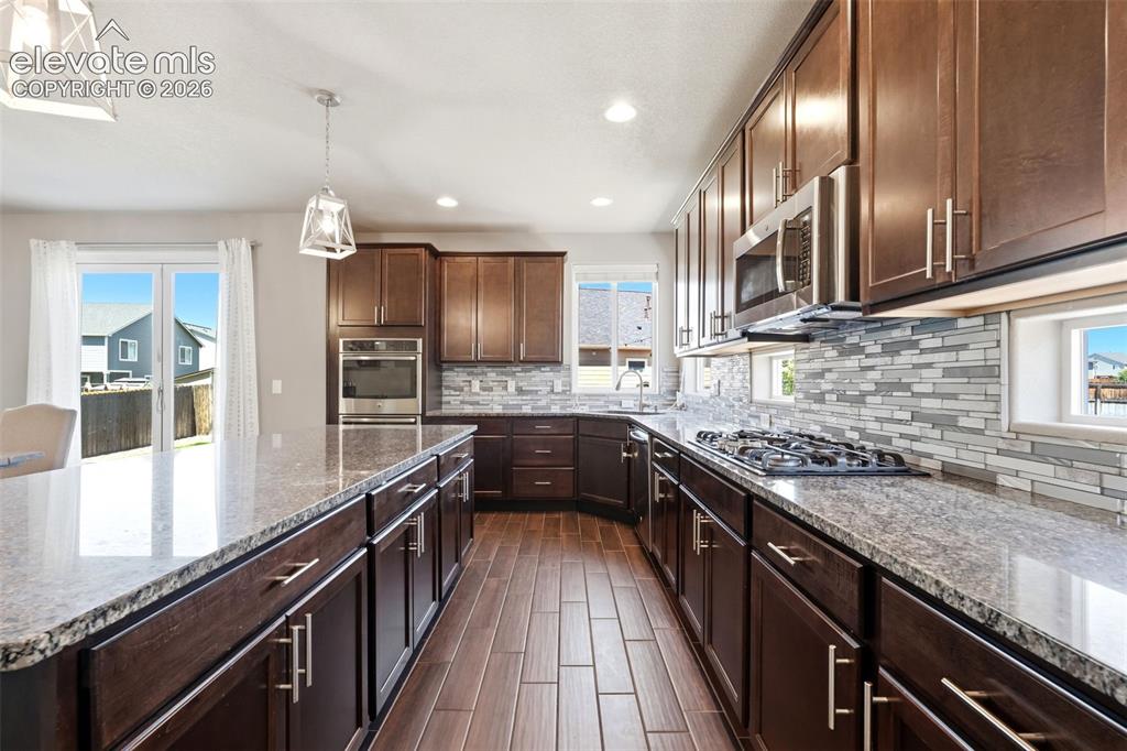 Image 9 of 50: Kitchen