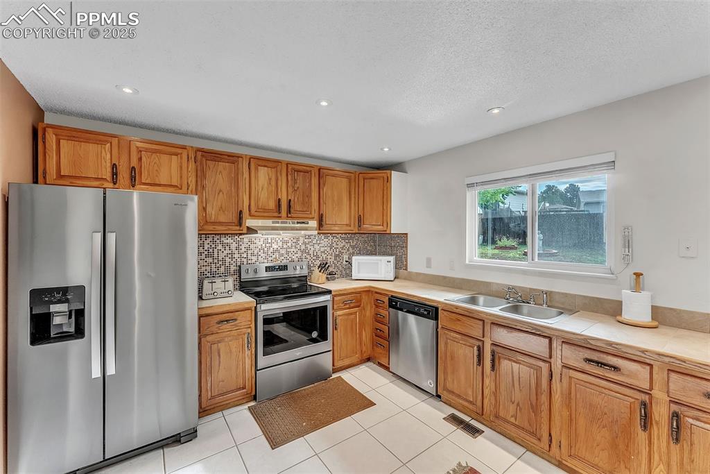 Image 10 of 45: Kitchen