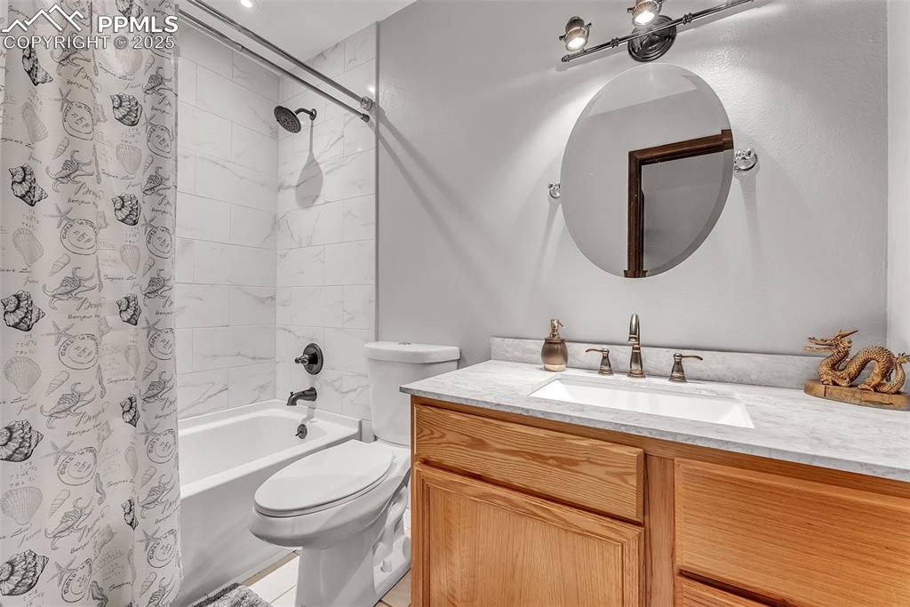 Image 19 of 45: Bathroom