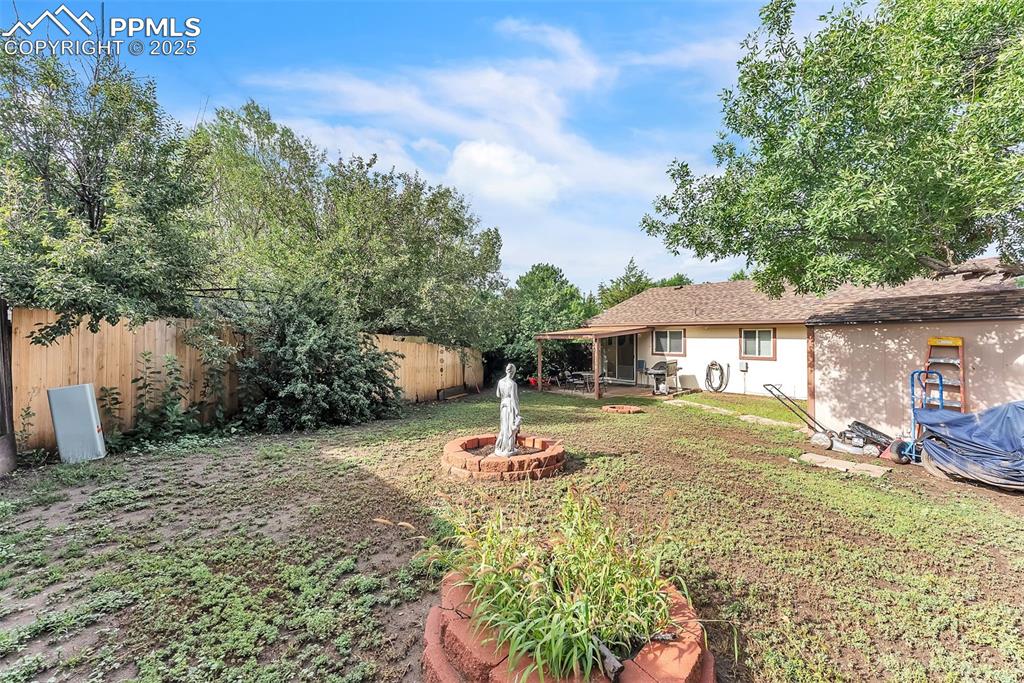 Image 27 of 45: Yard