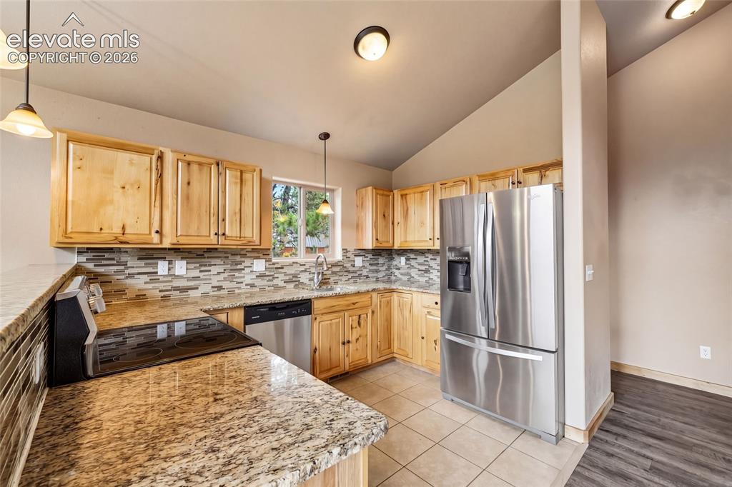Image 2 of 23: Kitchen