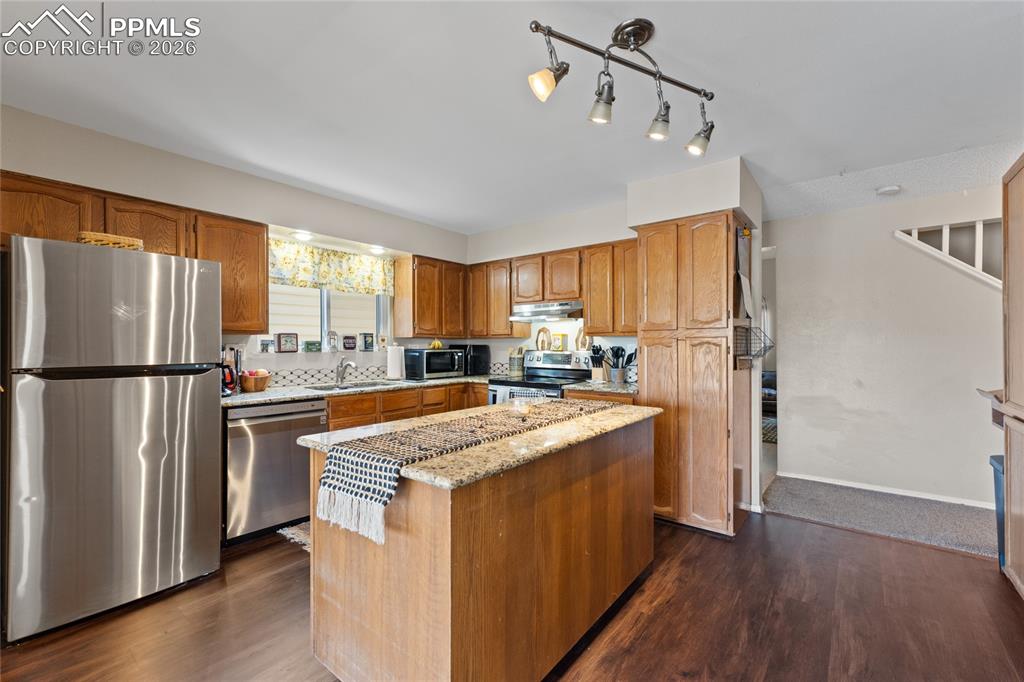 Image 10 of 28: Kitchen