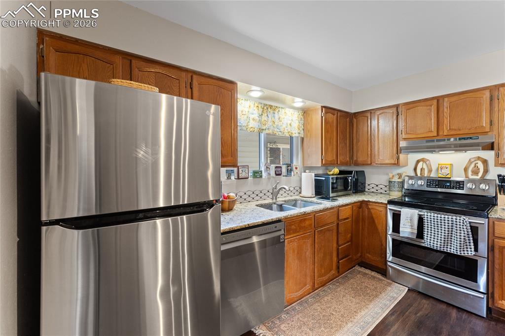 Image 11 of 28: Kitchen
