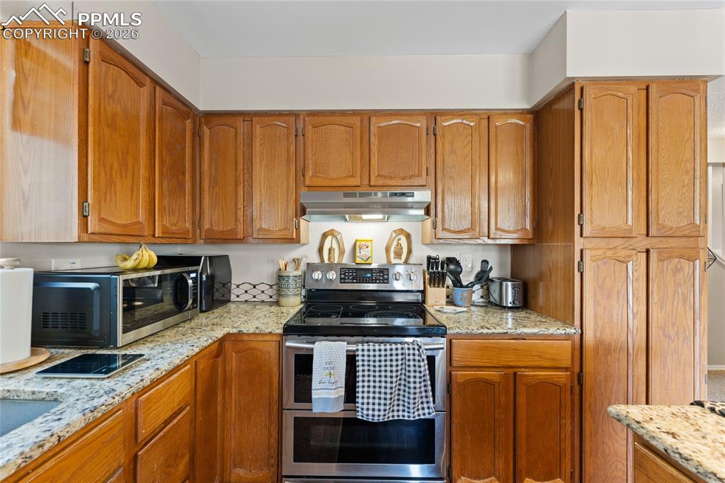 Image 12 of 28: Kitchen