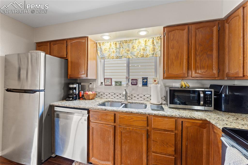 Image 13 of 28: Kitchen