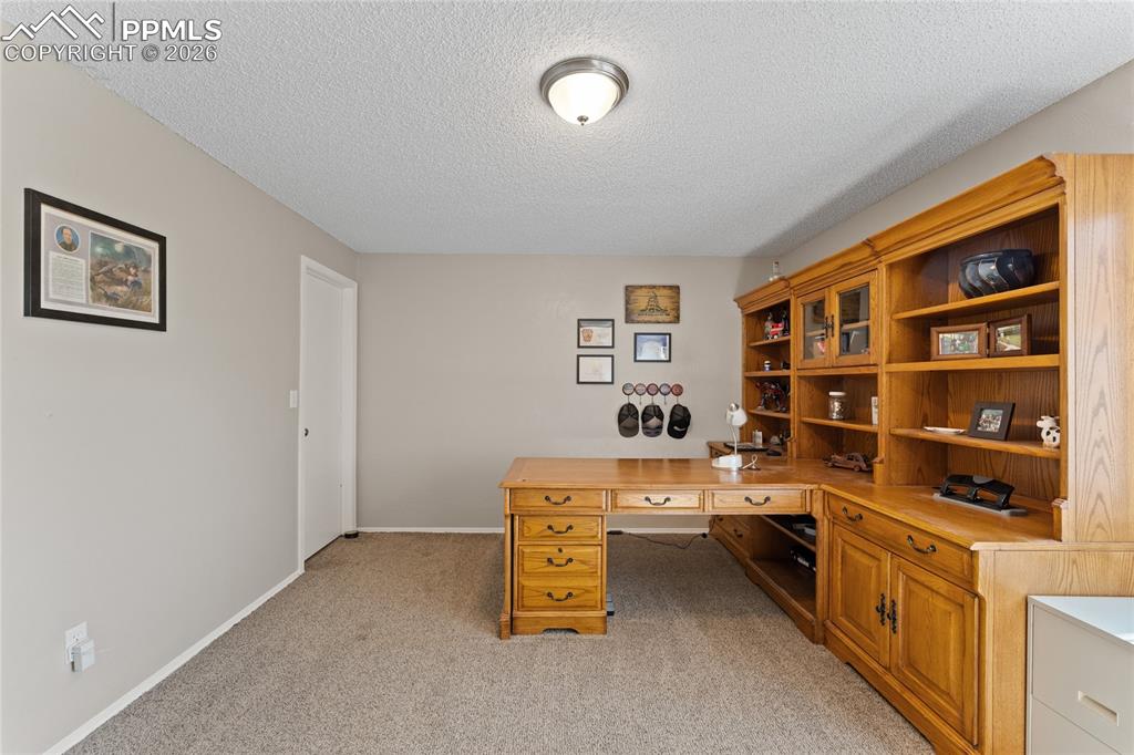 Image 18 of 28: Office
