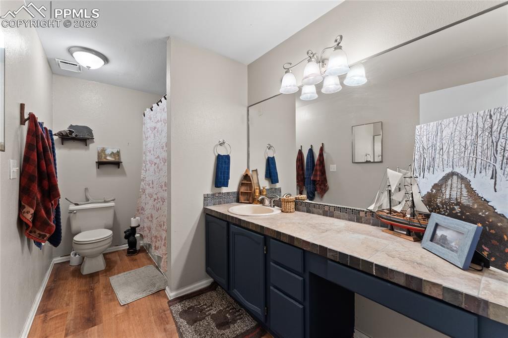 Image 19 of 28: Bathroom