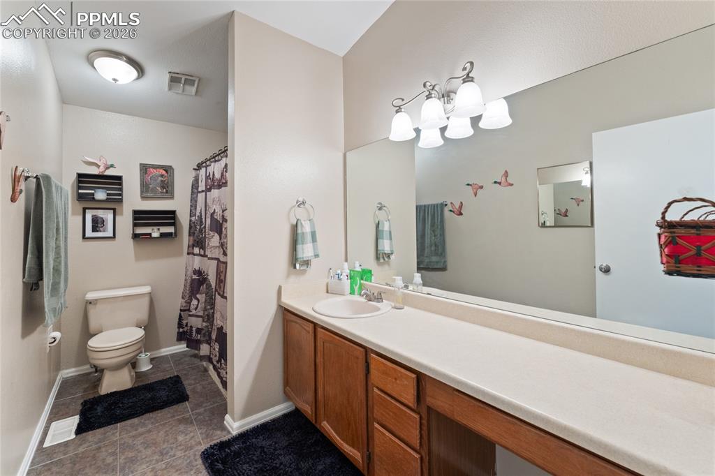 Image 25 of 28: Bathroom