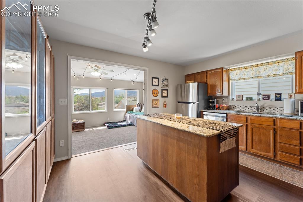 Image 9 of 28: Kitchen