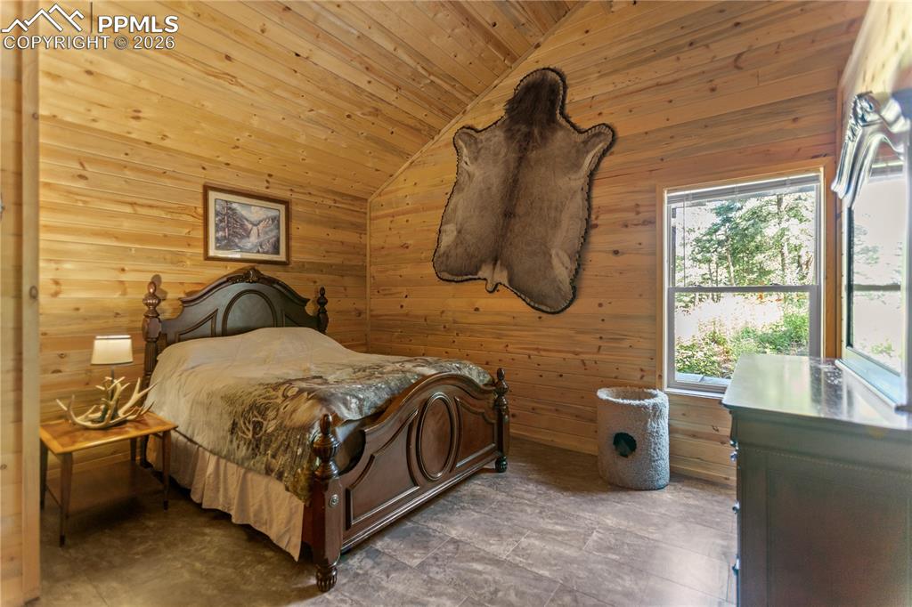 Image 14 of 23: Secondary Suite