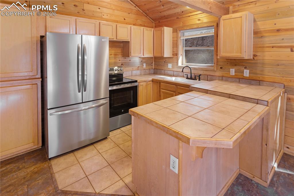 Image 7 of 23: Kitchen