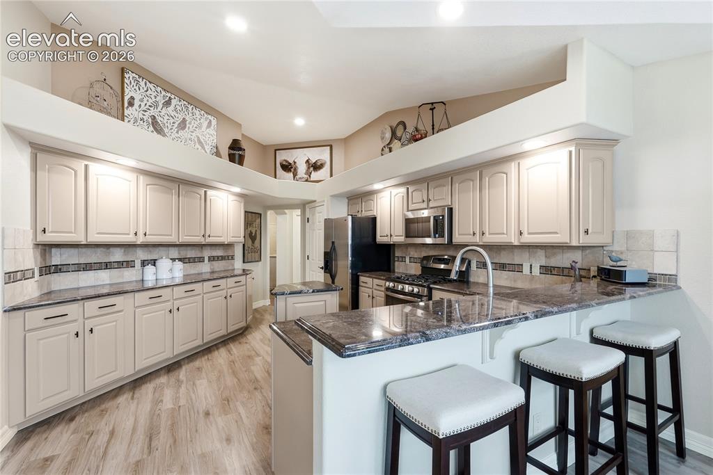 Image 17 of 47: Kitchen