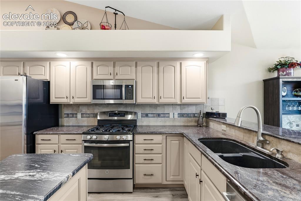 Image 18 of 47: Kitchen