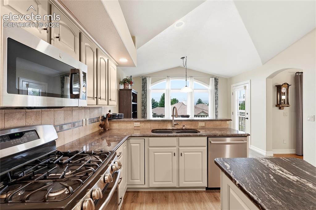 Image 19 of 47: Kitchen