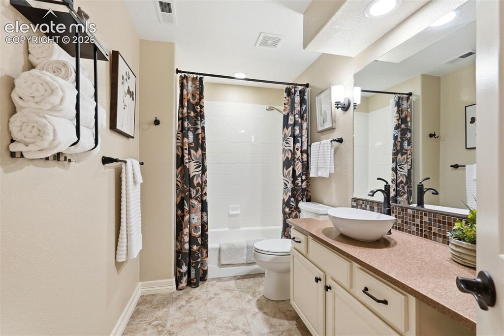 Image 31 of 47: Bathroom
