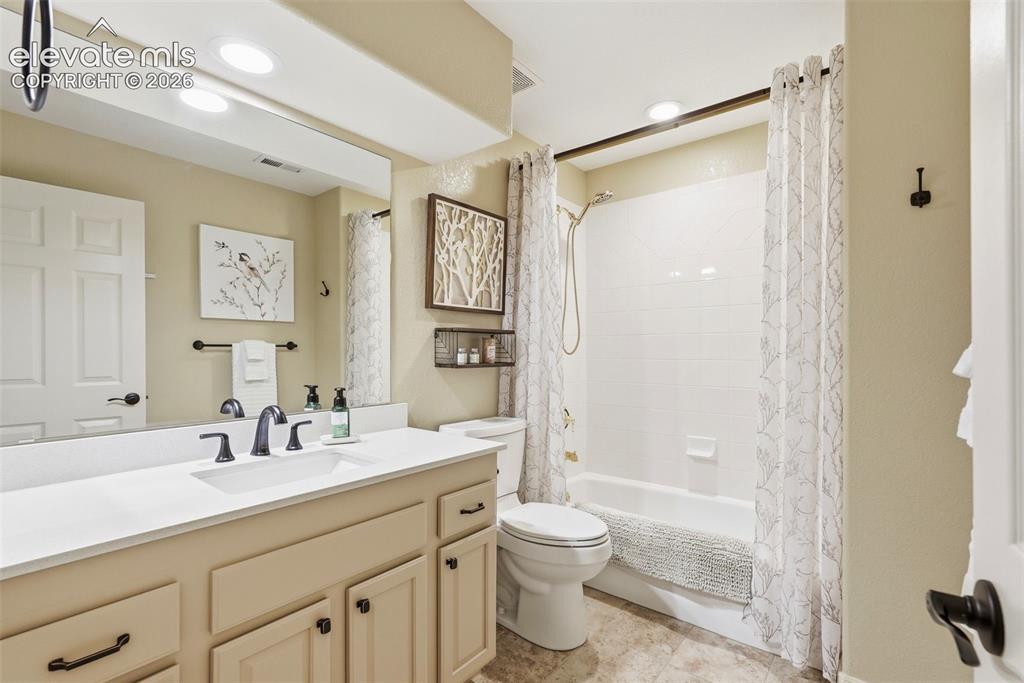 Image 36 of 47: Bathroom