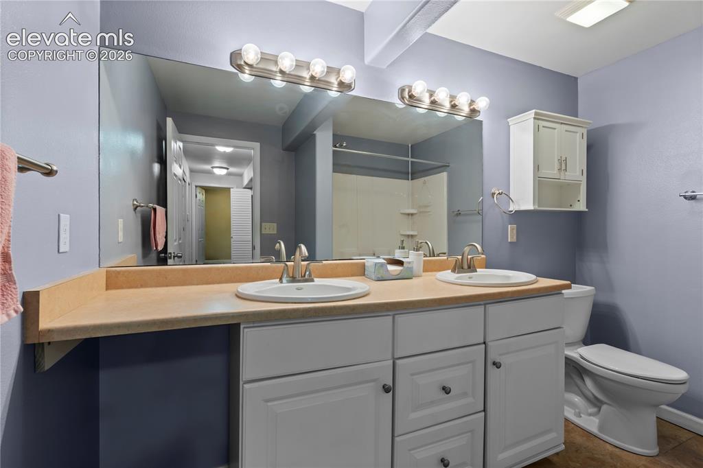 Image 18 of 36: Bathroom