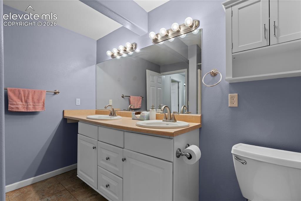 Image 19 of 36: Bathroom
