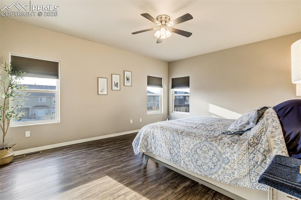 Image 17 of 46: Bedroom