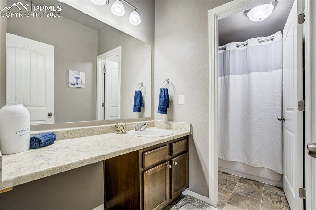 Image 37 of 46: Fully Bathroom