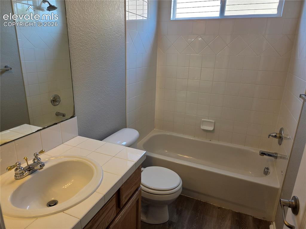 Image 15 of 19: Bedroom