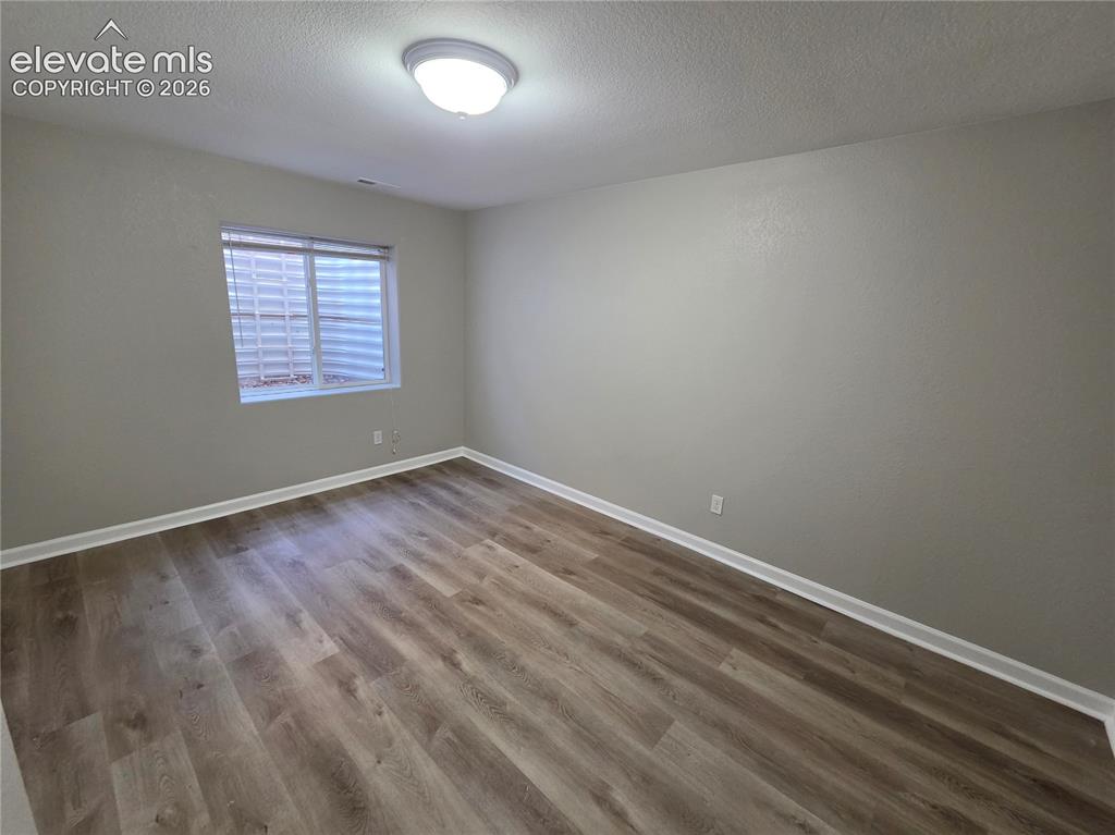 Image 16 of 19: Bedroom