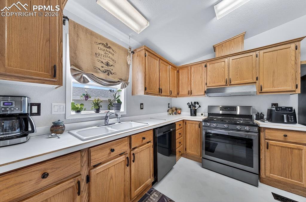 Image 10 of 48: Kitchen