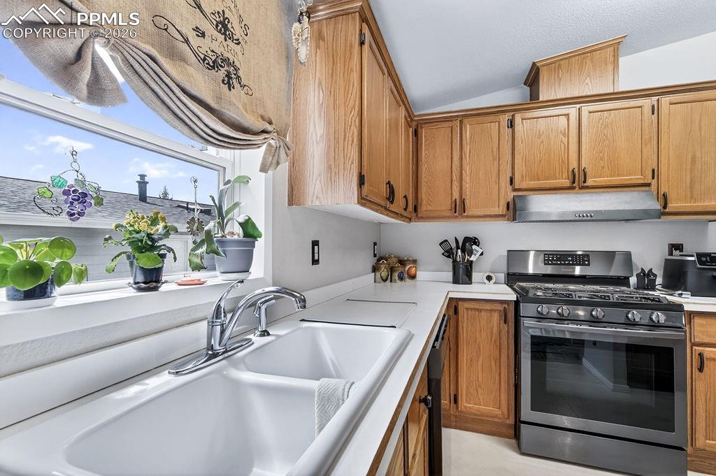 Image 11 of 48: Kitchen